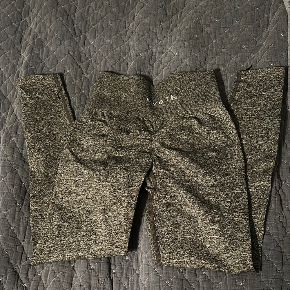 NVGTN black speckled seamless scrunch legging